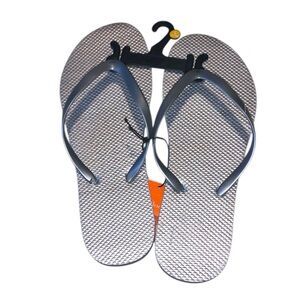 NWT West Loop Silver Flip Flops Woman’s Large 9/10